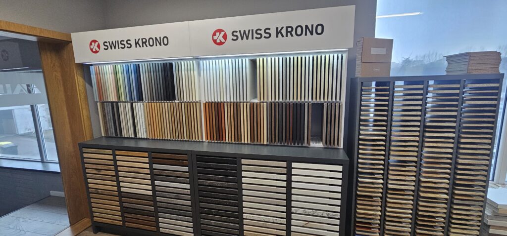 Ekspozycja próbników dekorów w salonie